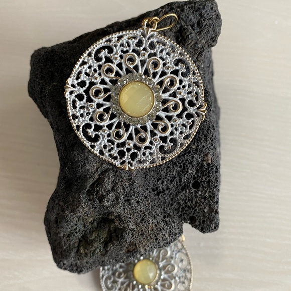 CARVED METAL HOOK EARRINGS RHINESTONE WHITEWASHED DANGLE ROUND BEIGE GEMSTONE CT - Picture 3 of 4